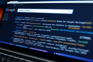 分析竞争对手SEO，需关注关键词排名、网站结构、内容质量等数据。